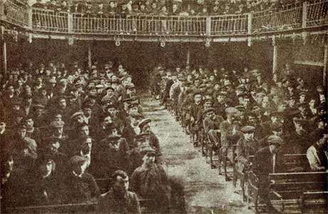 photo de la salle du meeting au théâtre Iris à Barcelone