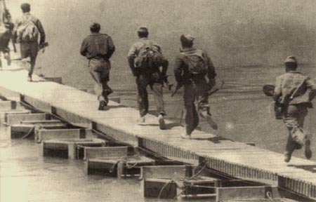 photo : traversée du fleuve sur un pont de bateaux