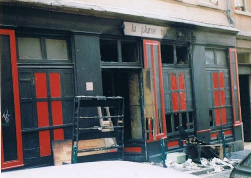 devanture de la libraire anarchiste la Plume Noire après l'attentat
